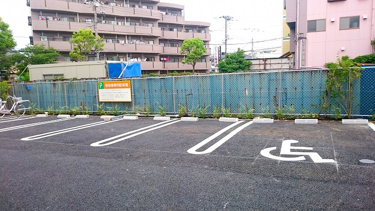 建物外観・駐車場